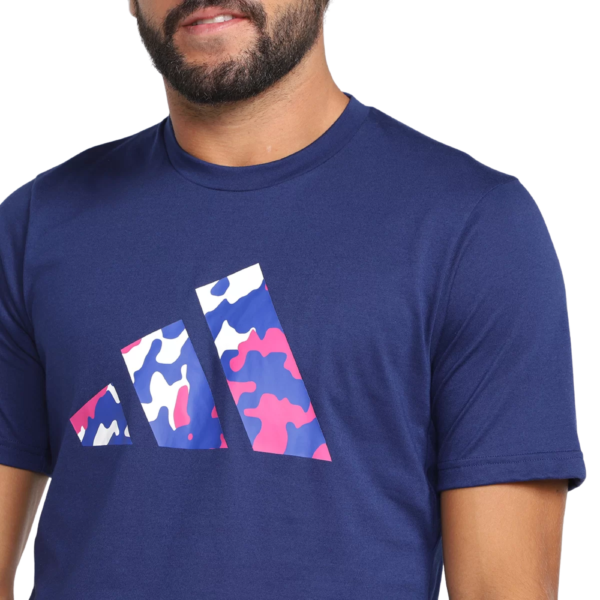 Camiseta Adidas Essentials Logo Camuflado Azul Escuro - Image 3